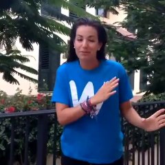 Sonia walls mojándose con agua fria