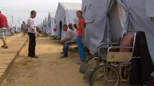 Refugees seek shelter in Russia as Ukraine forces tighten grip on rebels