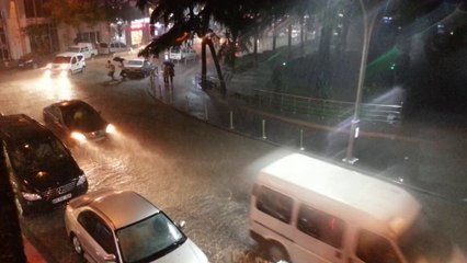 Trabzon'da sel oldu Atatürk alanı sular altında