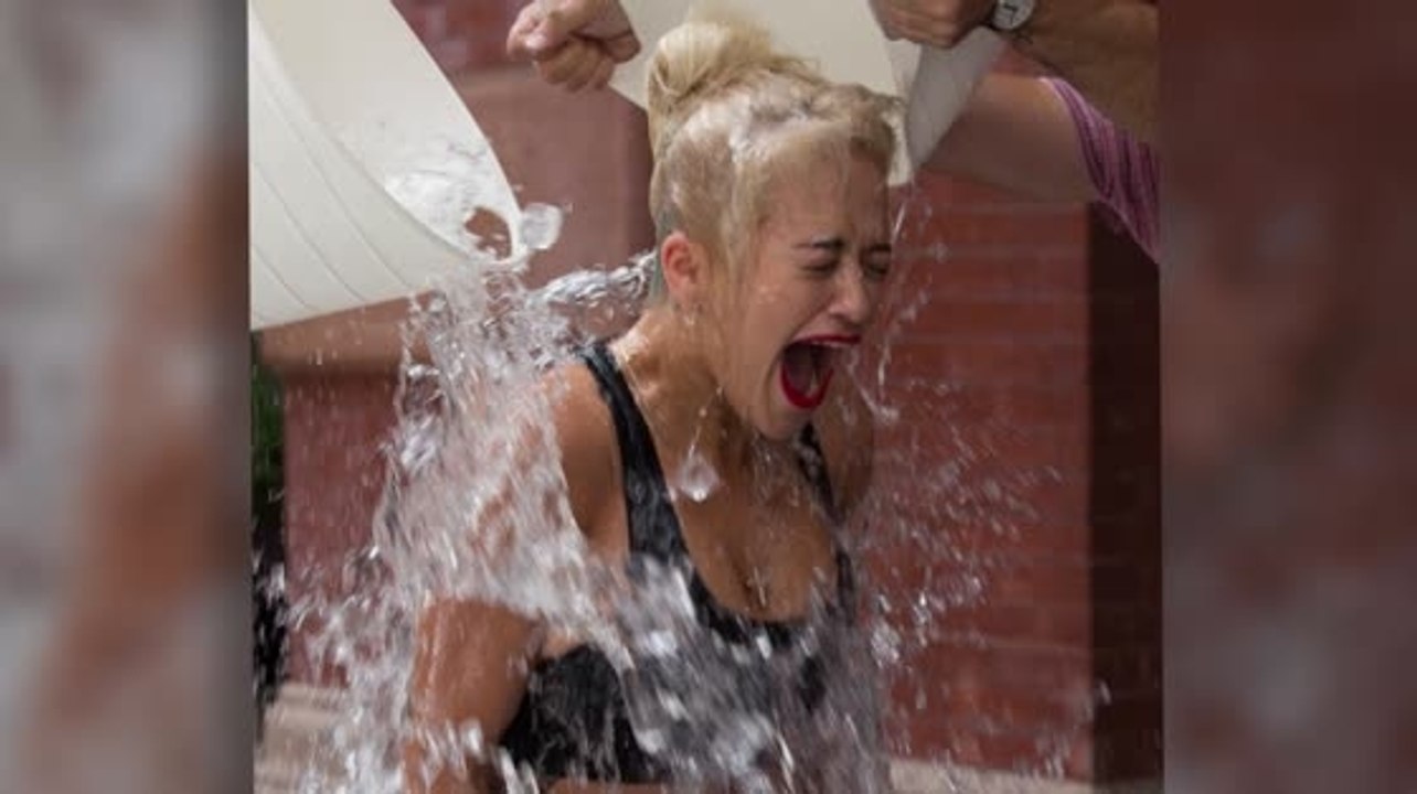 Rita ora stellt sich der "ice bucket challenge"