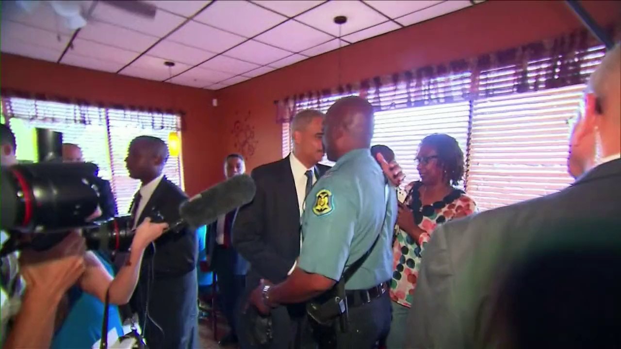 Gobierno escucha a habitantes de Ferguson