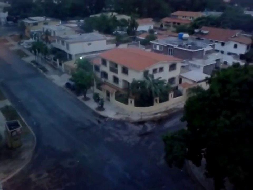 Tanqueta chocan carros y lanzan lacrimogenas en Valencia #TrigalCentro #3A