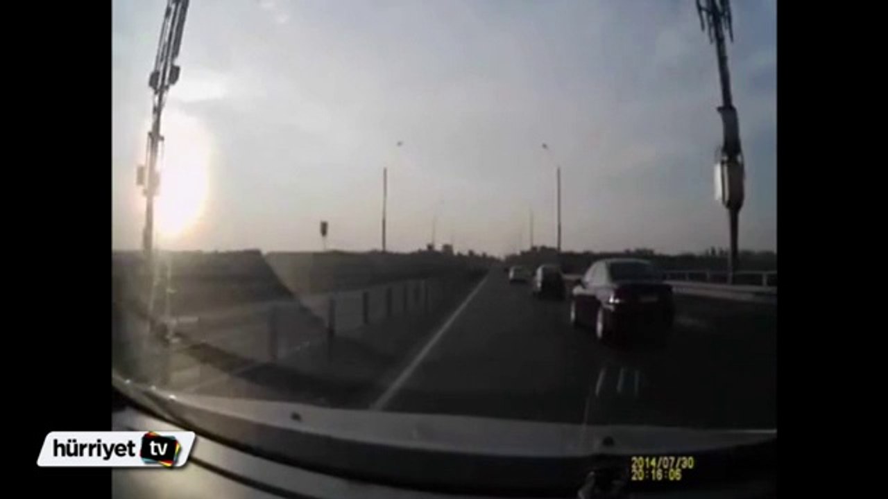 Çarptığı arabanın tavanına konan motorcu