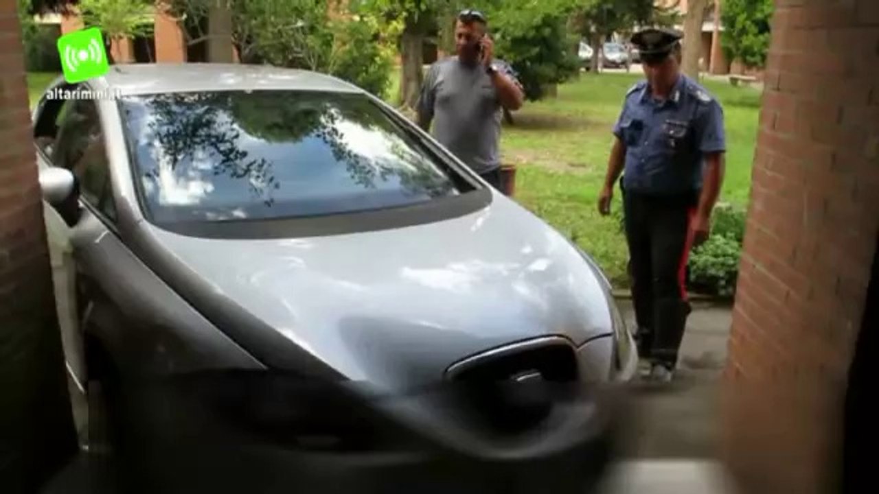 Inseguimento dopo lo scippo, auto dei ladri si incastra in un condominio