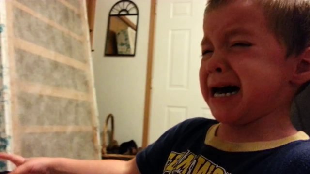 Un enfant en pleurs car son père lui a volé son nez et ses oreilles.