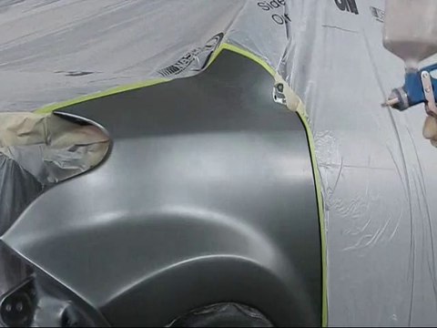 sonotoxemay - hướng dẫn sơn ô tô bước 22: Phun xăng phá mí sau khi phun màu bề mặt sơn cũ