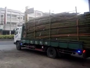 Unloading a Truck - Taiwan Style