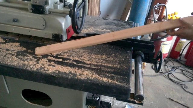 MÁY CƯA RONG THĂNG LƯỠI DƯỚI