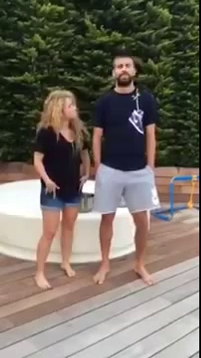 Shakira y su accidentado reto del cubo de agua fría