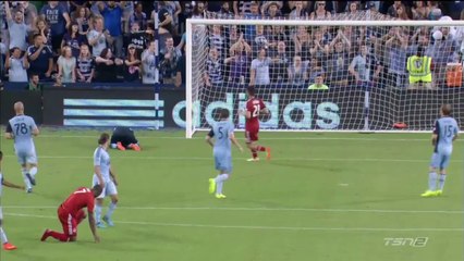 Gol? Chuteira 'balança a rede' em lance inusitado