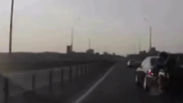 Un motard effectue, malgré lui, la plus incroyable cascade jamais réalisée