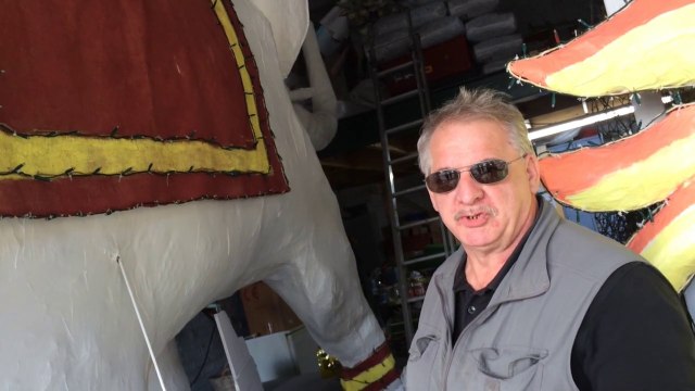 Préparation d'un char de la Fête des fleurs au Touquet