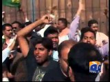 PMLN Workers Attack Shah Mehmood Qureshi Home-Geo Reports-20 Aug 2014