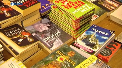 Faillissementsverkoop boekhandel Leek trekt tientallen belangstellenden - RTV Noord