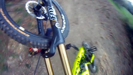 Un cycliste renverse un enfant à pleine vitesse