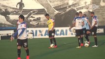 Jogadores do Corinthians mostram habilidade de foca