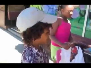 Con apenas 10 años asombra por su capacidad de manejar los negocias