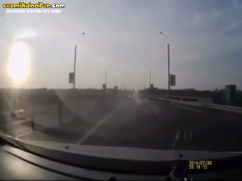 Kazadan Örümcek Adam Stilini Kullanarak Kurtulan Motorcu