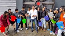 Akshay Kumar taking the Ice-Bucket Challenge n Challenging his 4 friends including Salman Khan - Bollywood