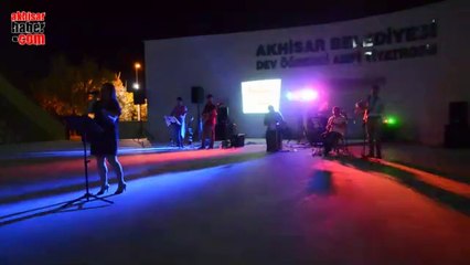 Akhisar Belediyesi Amfi Tiyatro'da Goy Goy Konseri Geceye Renk Kattı