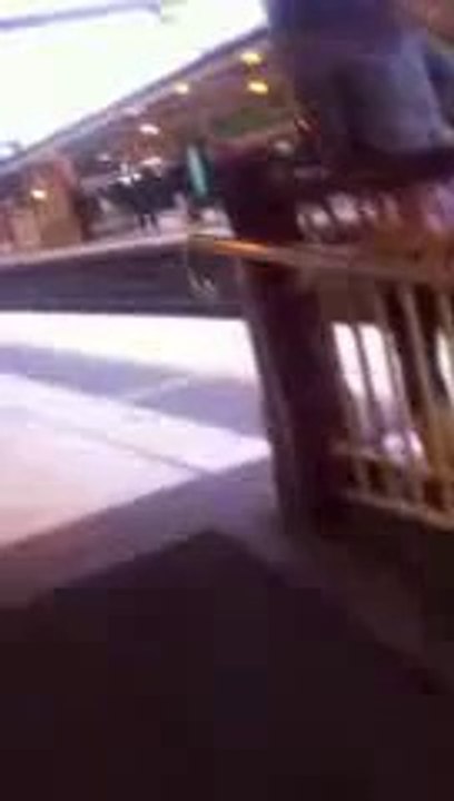 Bagarre de filles sur le quai d'une gare