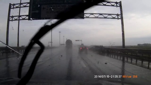 Un gros chanceux en aquaplaning !