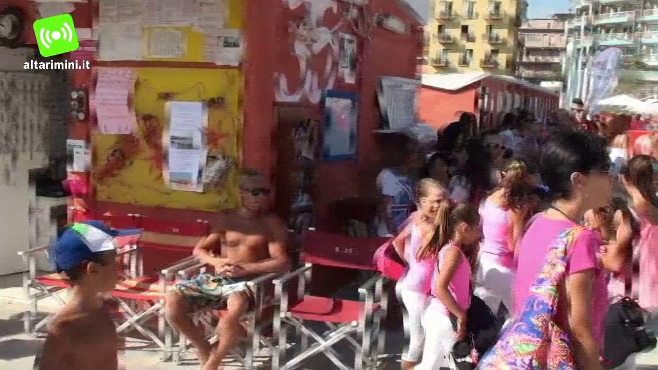 Bagno di folla sulla spiaggia di Rimini per la ginnasta Carlotta Ferlito
