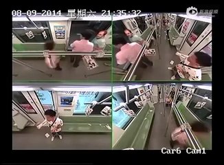 Métro de Shanghai : un malaise et tout le monde s'échappe! Pas très solidaire!