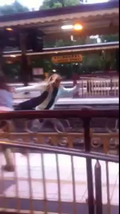 Bagarre de filles sur le quai d'une gare : hilarant et ridicule