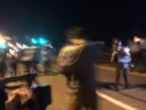 Un policier américain menace un journaliste avec une arme pendant les émeutes de Ferguson!