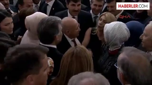 Cumhurbaşkanı Abdullah Gül'ün Veda Resepsiyonunda Eşi Hayrünnisa Gül'e Müdahale Ettiği An