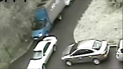 Acemi Şoför Park Ederken Arabalara Çarpıyor