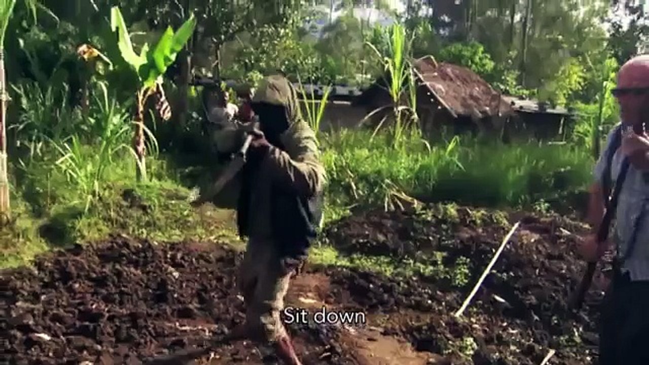 Un journaliste anglais tient tête à 2 hommes armés !