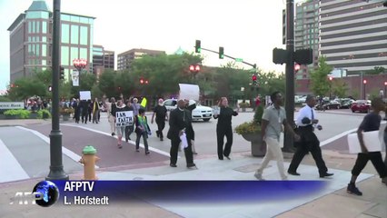 Descargar video: Protesters keep up pressure as police shooting case starts