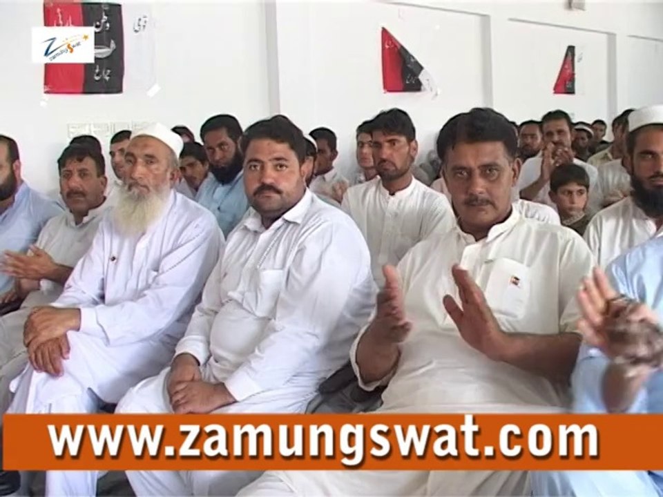 محب گل شلمانی  سوات پریس کلب میں خطاب کر رہے ہیں ۔