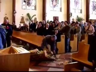 STATUA CATTOLICA CADE A TERRA E SI ROMPE