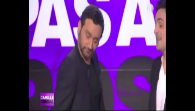 Cyril Hanouna et Camille Combal dansent.
