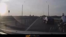 Rusya bir motosiklet sürücüsü otomobile arkadan çarptı. Havada takla atıp otomobilin tavanına kondu. İnanılmaz bir kaza film gibi bir sahne.