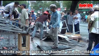 Biển quảng cáo ngã đè 9 xe máy trong cơn mưa chiều