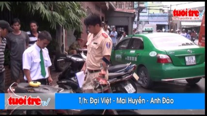 Tài xế taxi buồn ngủ lao vào hai xe máy