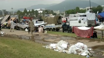 Télécharger la video: PTA or PTI kay karkun ka josh or walwalla bothat zayda hai   Islamabad Parliament House (21august 2014) (6)