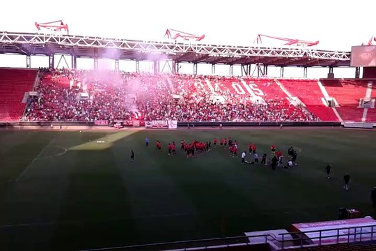 Οι παίκτες του Ολυμπιακού βγαίνουν για προπόνηση