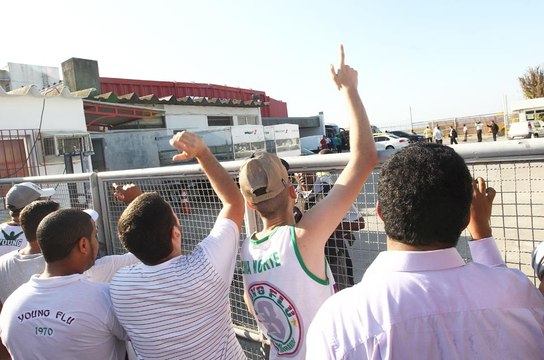 Revoltados, tricolores protestam e atacam carros de jogadores
