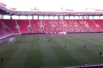 Ο Μίτσελ δίνει οδηγίες στο οικογενειακό διπλό