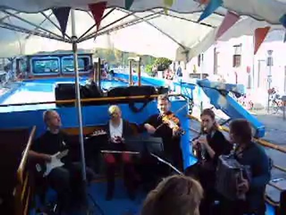 La Folkadie sur la péniche 'La Gavroche' près de l'abbaye-d'Aulne.
