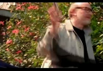 Cartaz do Guns n' Roses na propaganda do DVD "A Justiceira"