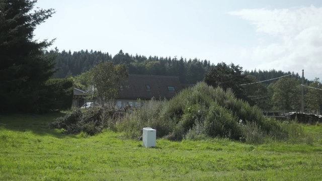 Faire explose une machine à laver avec un gros pétard. Filmé en Slow Motion