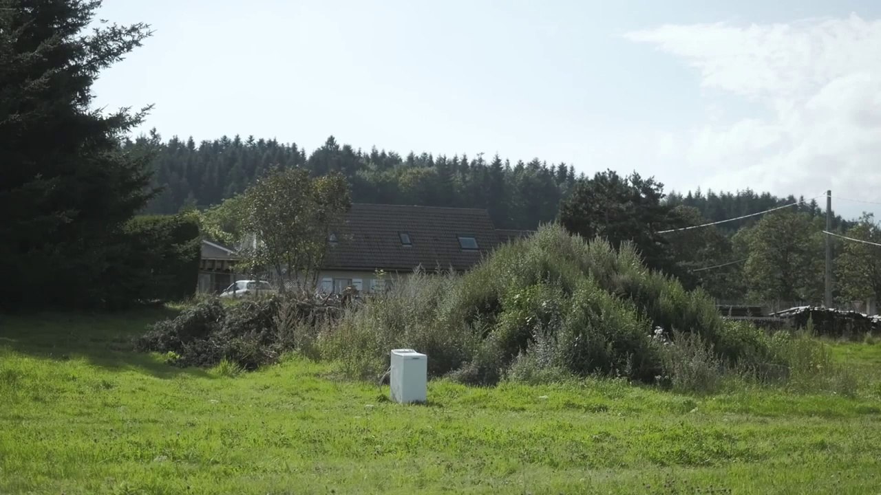 Faire explose une machine à laver avec un gros pétard. Filmé en Slow Motion