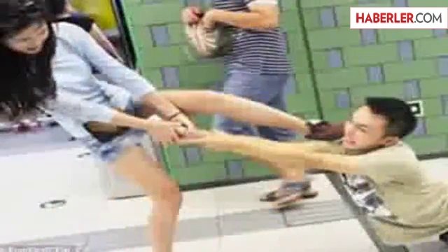 Telefon Bağımlısı Sevgilisini Yerlerde Sürükledi