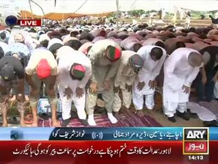 PTI Workers and leaders Nimaz-e-Jumma in Azadi March